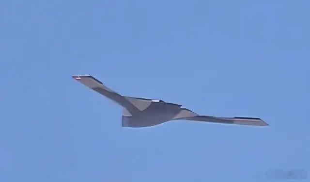 大惊喜，轰-20稳了？西北巨型隐身飞翼首飞，翼展堪比美军B-2据美国“驱动”网站