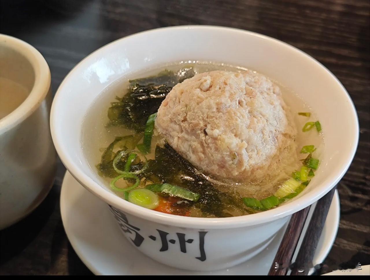 这次去扬州，吃了几个淮阳菜（主食）：1、狮子头：一白一红，分别在两家酒店品尝