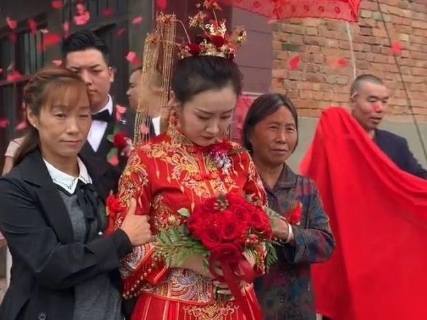 新疆和静新婚夫妇结婚3天就离婚，女方返还彩礼10万块钱，这场闹剧谁吃亏了呢。男