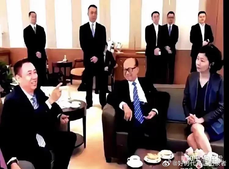 名场面来了，许家印在李嘉诚和周凯旋面前指点江山！2015年，恒大集团的销售额刚刚