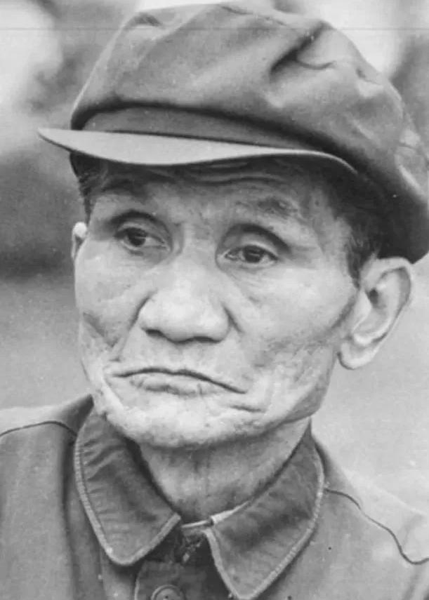 1947年，军统大特务沈醉视察白公馆，盯着一个在放风场疯跑的老头，突然心里一毛：
