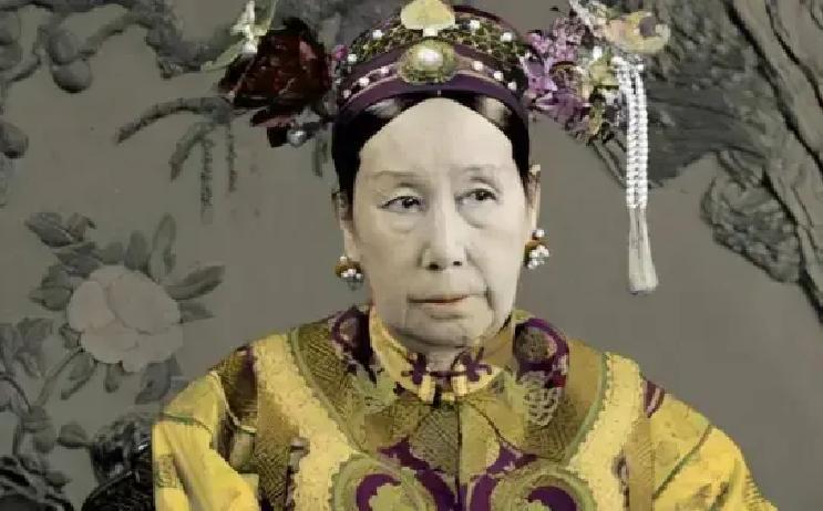 光绪28年，禹会元捉了十几条大蚂蟥，塞进慈禧的衣领！慈禧惊呼，“好痒！”禹会元却大叫，“别动，否则不
