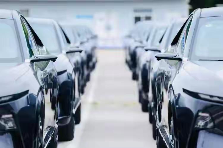 92号汽油破9的那个晚上，我一个开了十年燃油车的哥们儿，默默把车挂上了二手平台。