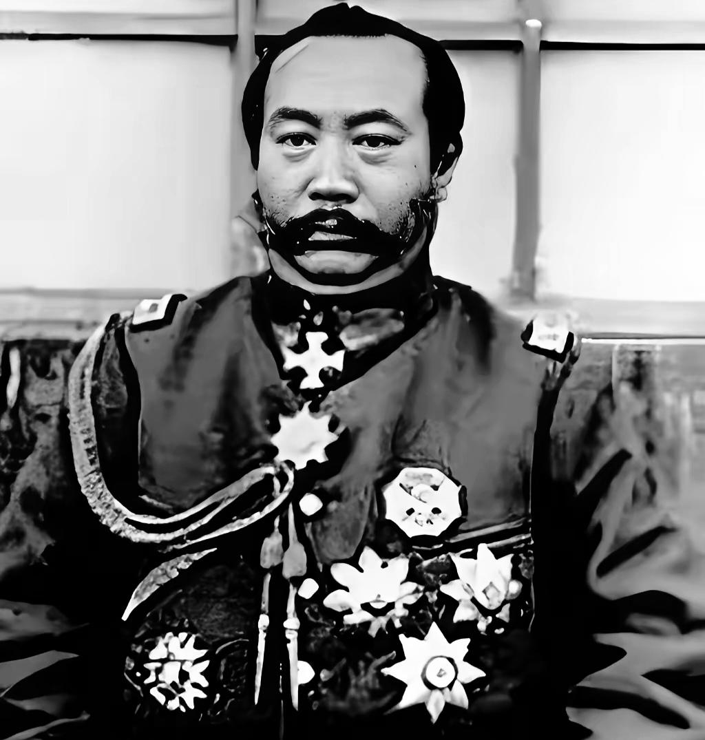 晚清，小兵张怀芝跟着袁世凯练兵。一次袁从马上摔下，脚卡马镫，惊马狂奔，眼看要拖死
