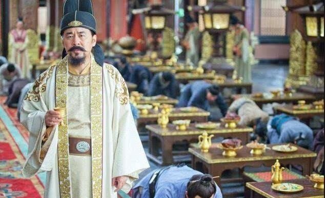 赵匡胤当了皇帝，经常找大将张永德喝酒，每次都使用大碗喝，喝醉了就留宿宫中，也不用行君臣之礼。张永德知