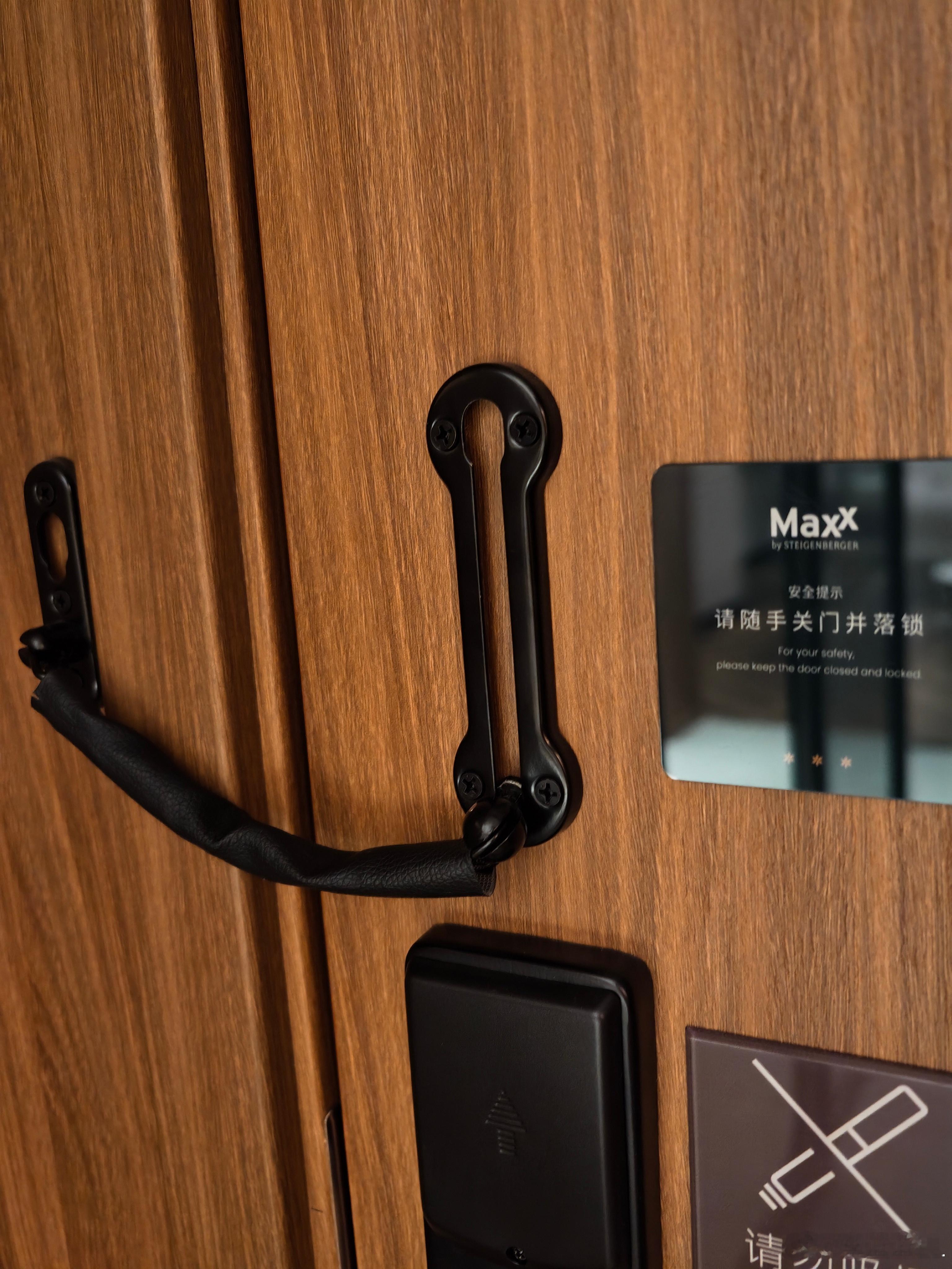 以前住酒店对反锁毫无概念。前阵子希尔顿事件一出来，想想还是反锁得好！倒不是怕不安