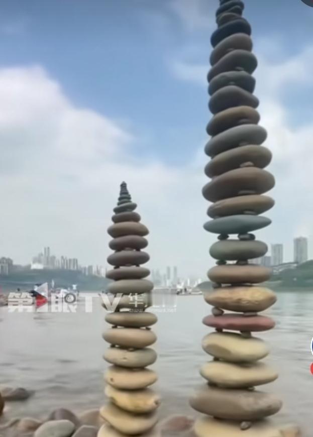 最近重庆一位女生在江边搭石塔火了。不用胶水，不用工具，纯靠手感，一小时就能稳稳堆