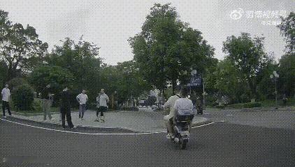 回旋镖打到了自己！这就是人行道要下车推行的原因之一！又快又重的电动车把人行道都压