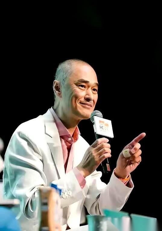 我以前也特烦什么“站队”“圈子”这些词。总觉得，好好干活不就完了吗？公司请我来