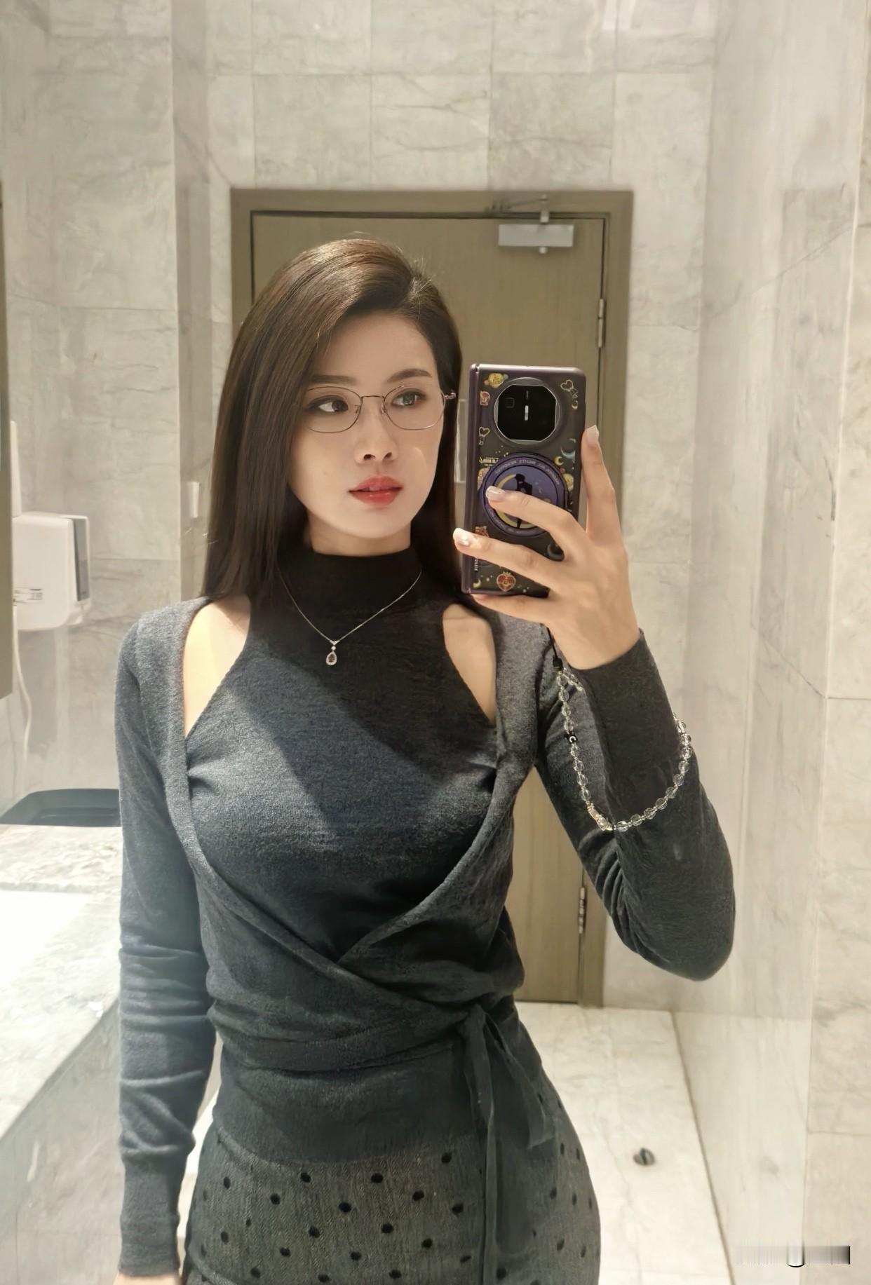 职场裙装怎样穿出高级感裙子的长度要适宜，及膝或略过膝比较合适。