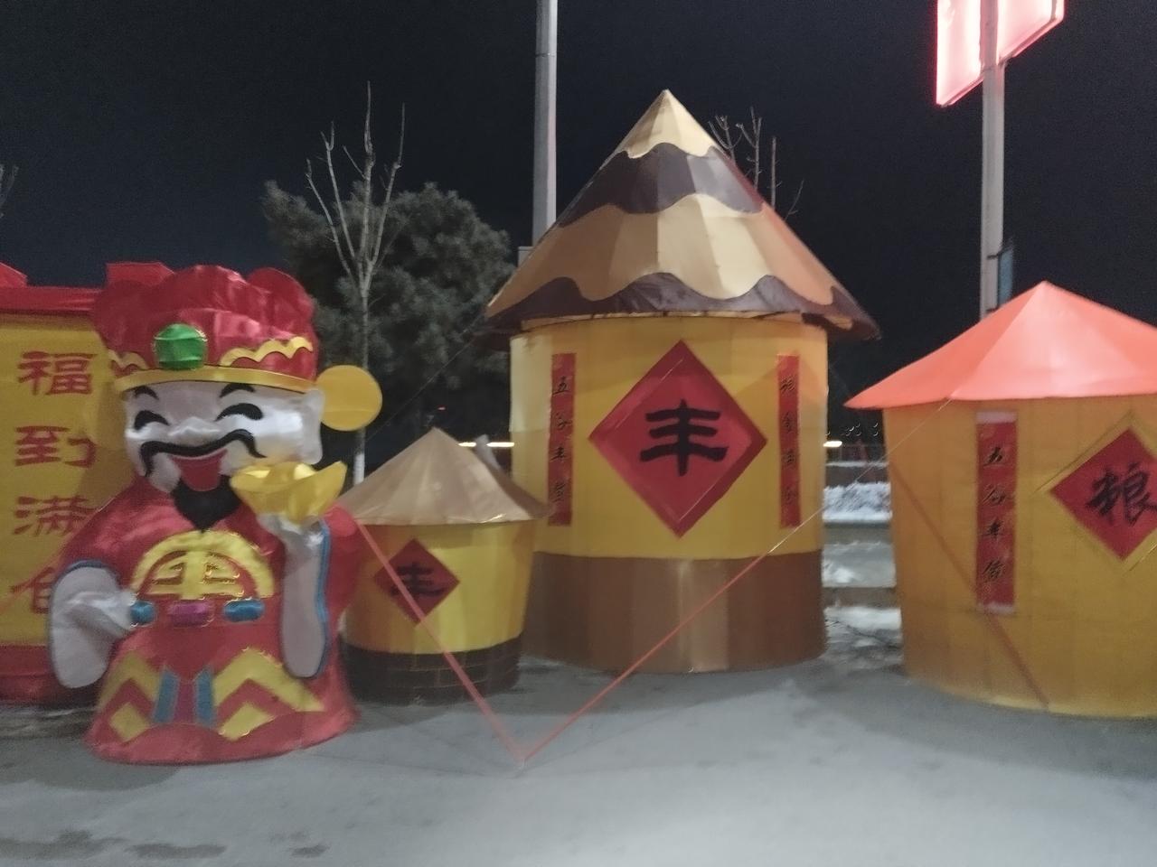 今天我看到了……说出来也无妨，我看到了送礼现场！在停车场，我看到一个黑