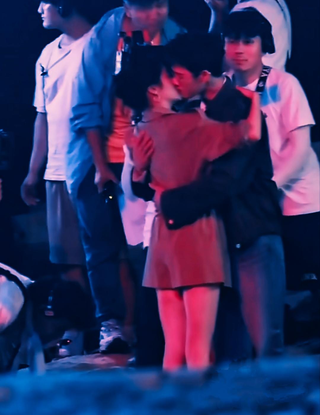 哟哟哟！关晓彤与鹿晗分手后，竟然与李昀锐开始上演吻戏了，那叫一个天崩地裂热火朝天