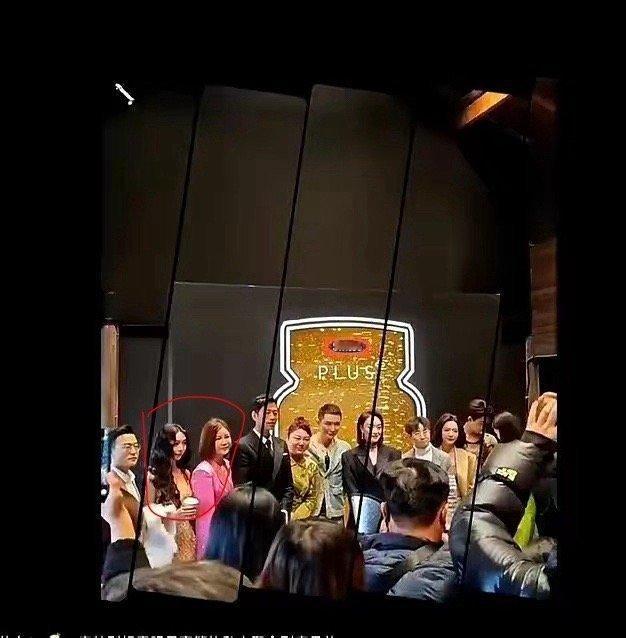 易梦玲也拍了合照，结果被截掉了，娱乐圈的名利场…​​​