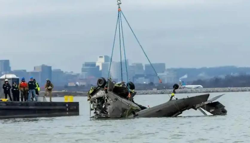 美国军方现在估计是心惊肉跳!民进党当局怕是冷汗直冒!一方面是我们的解放军让轰-6