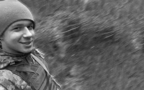 俄乌战争乌克兰第一个英雄称号获得者，这名乌军士兵确实是很有胆色，在俄军大批装甲集