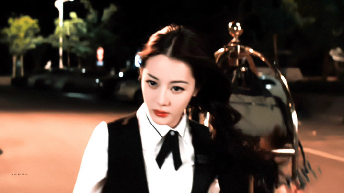 我先自我介绍一下我叫聂九罗，迪丽热巴陈星旭配一脸，这个绝美的疯刀聂九罗和这个表面