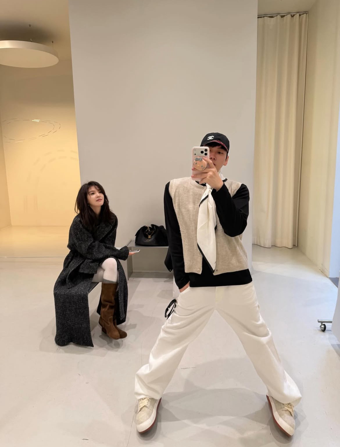 若楠女神就这样出片。。。。章若楠大衣清冷感