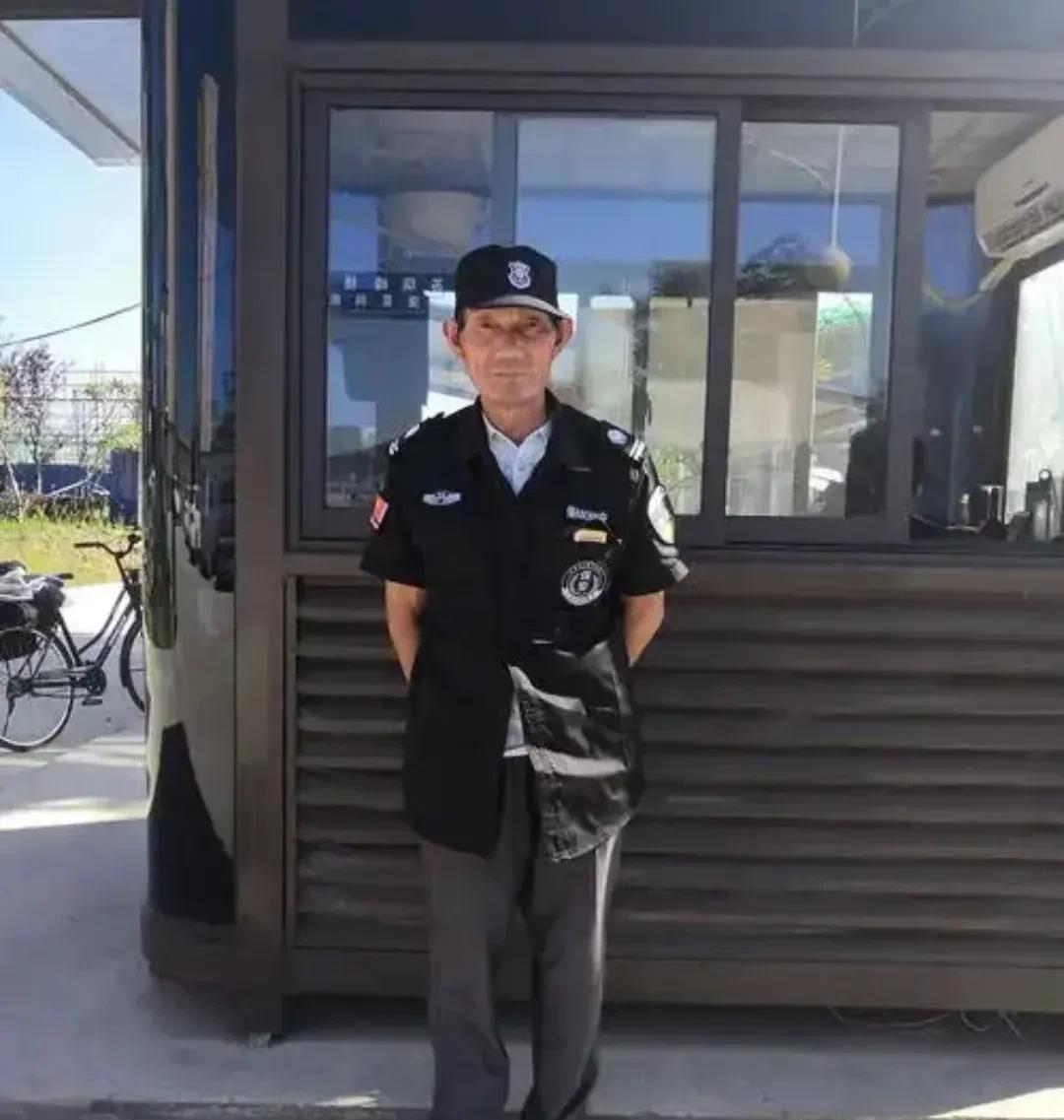 不少人自己没有多大能力，但是他就是闲着也不想当保安。我瞧不上这种人。你嫌弃当保安