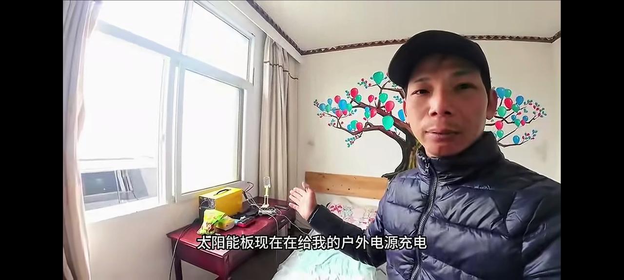 一位旅游博主，旅游途中，找到了一个废弃的五星级大酒店。外面下着雪，他打开车顶的太