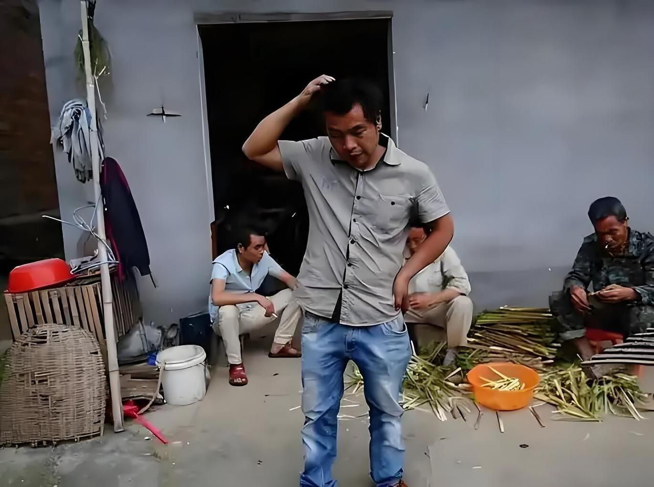 你说如今这四十多岁的老光棍冤不冤？天天在外头打螺丝、干脏活累活，省吃俭用攒俩钱，