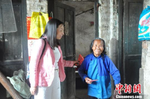 罗四姣受邀参加当地一个助学活动,来到了湖南省级贫困村桂阳县白水