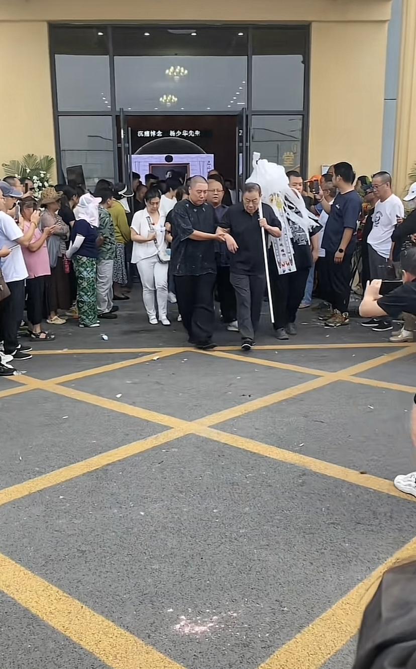 天津丧葬习俗与山西差不多，都是长子扛引魂幡，老爷子大儿子年纪大了，下跪都费劲，还