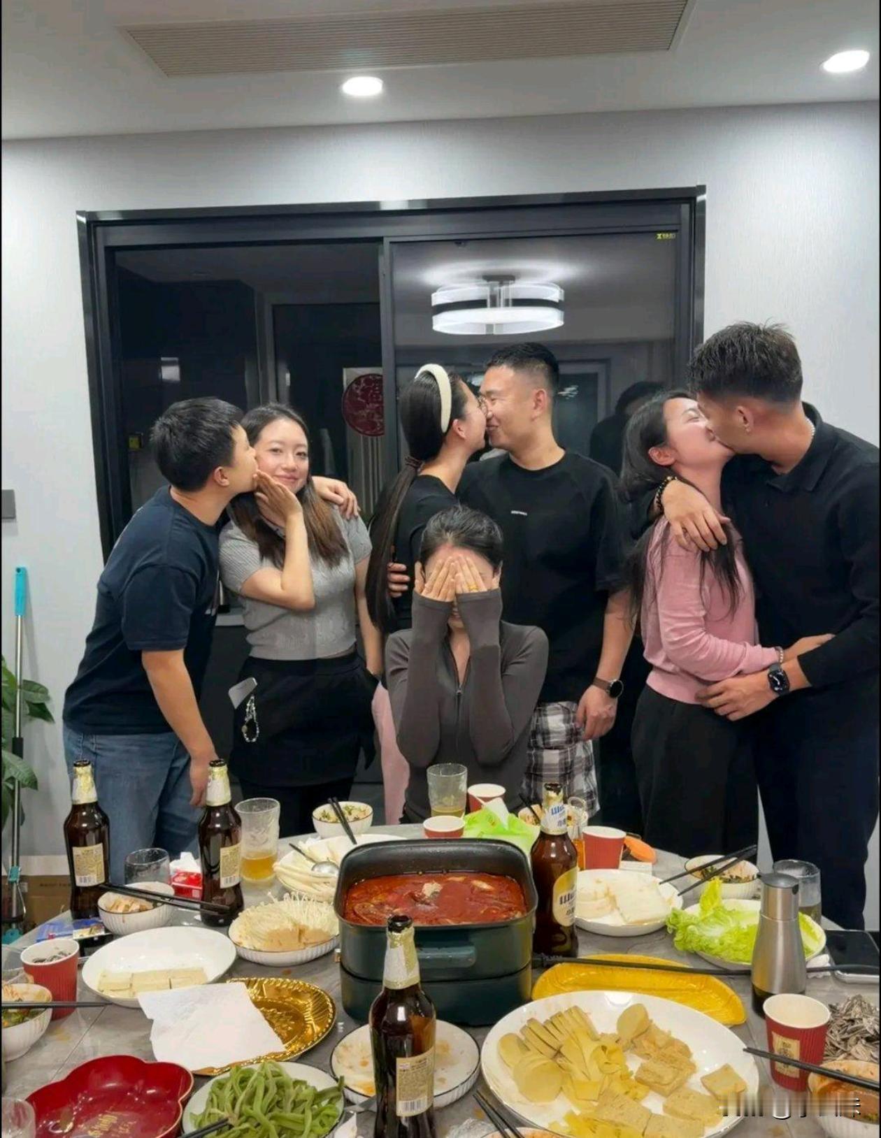 这一组闺蜜聚餐，伤害性不大，侮辱性极强