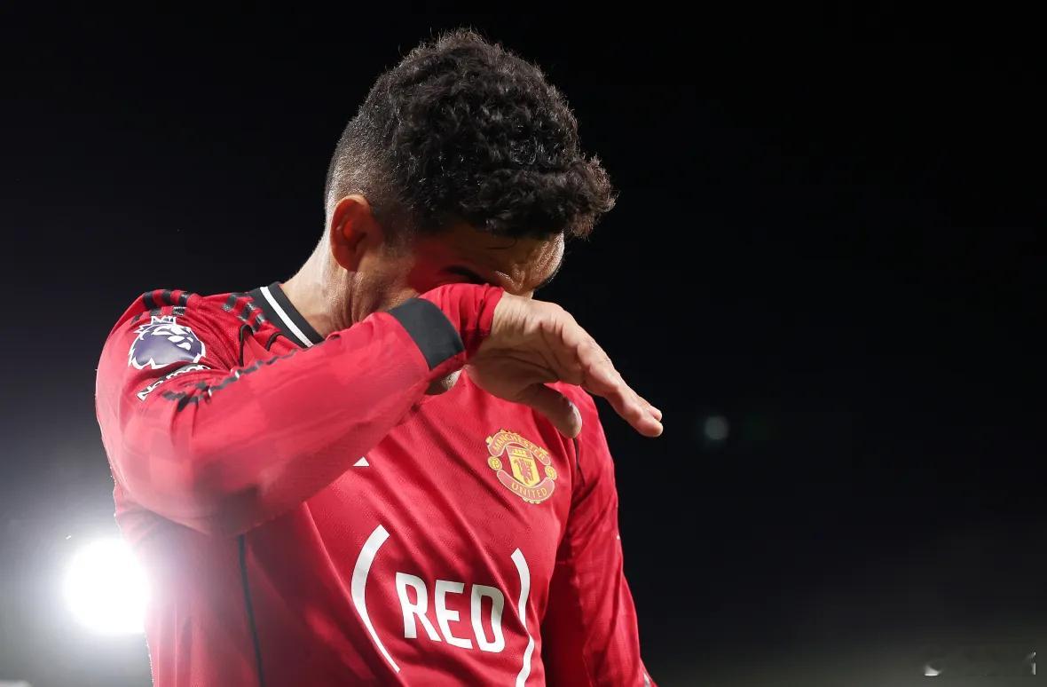 曼联2比1布伦特福德终场哨响，卡塞米罗好像哭了，他实在是不舍得离开曼联啊！11