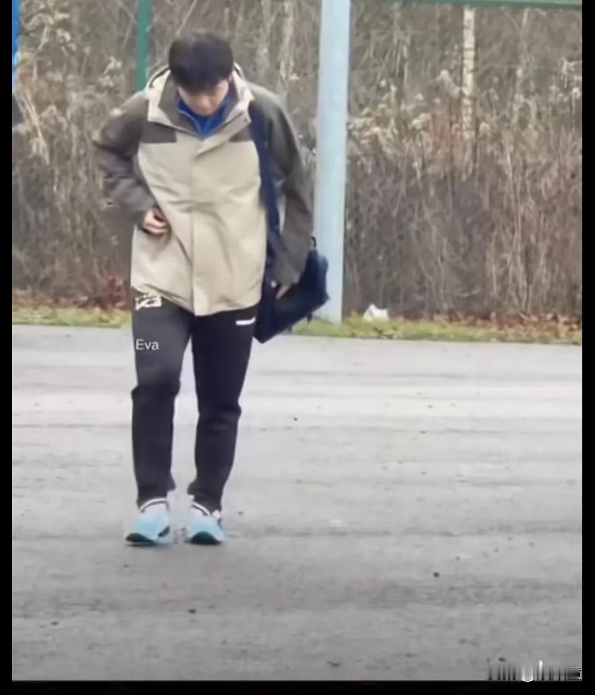 新鲜的樊振东来了！同一件冲锋衣，特意烫了头发，有人调侃，卷毛发型，又增加了几分