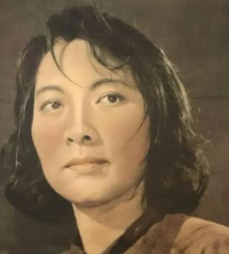 1967年的重庆，《红岩》的作者罗广斌跳楼身亡，然而14年后，公告指出：他根本就