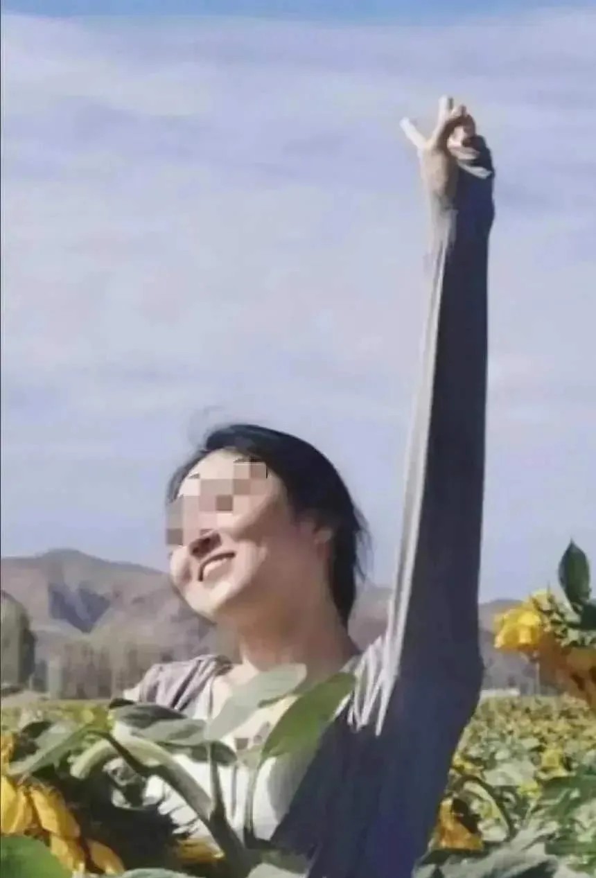 有网友提出质疑，称杨景媛对毫无过节的肖同学持续打压，疑似是为了向海外非政府组织（