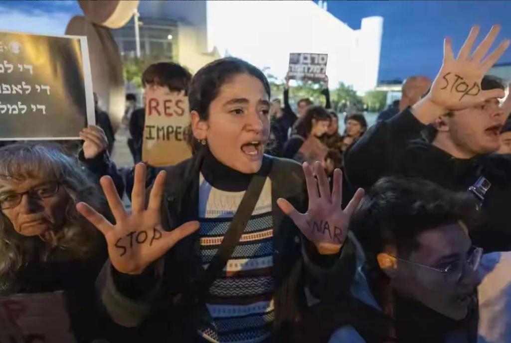 特拉维夫被炸到大面积停电，美以军方将领都闭口不谈，机场被逃离人群挤爆了！没有