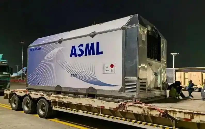 12月1日起，中国正式升级对荷兰的稀土出口管控，新规作出明确界定：其一，任何光刻