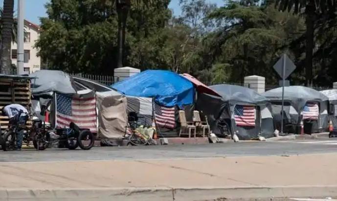 美国的斩杀线为什么现在火了？道理很简单，以前美国需要移民，现在特朗普非常讨厌没钱