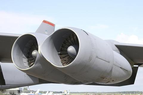 老轰炸机坠毁敲响警钟：B-52原配TF33发动机功过深度剖析近期美军一架承