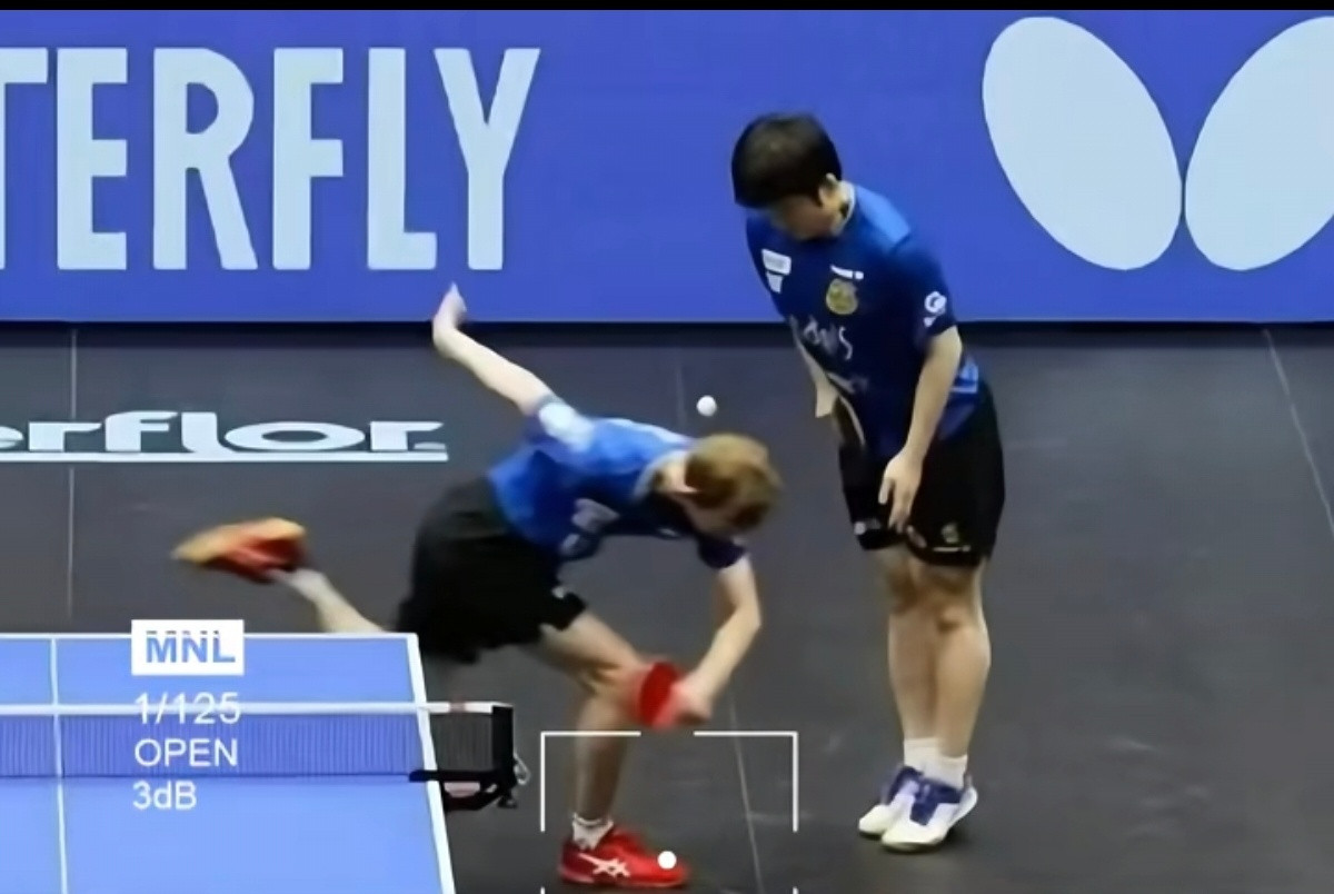 东东立正、垫脚、吸吸肚！这场景极为熟悉就是想不起来在哪见过了……