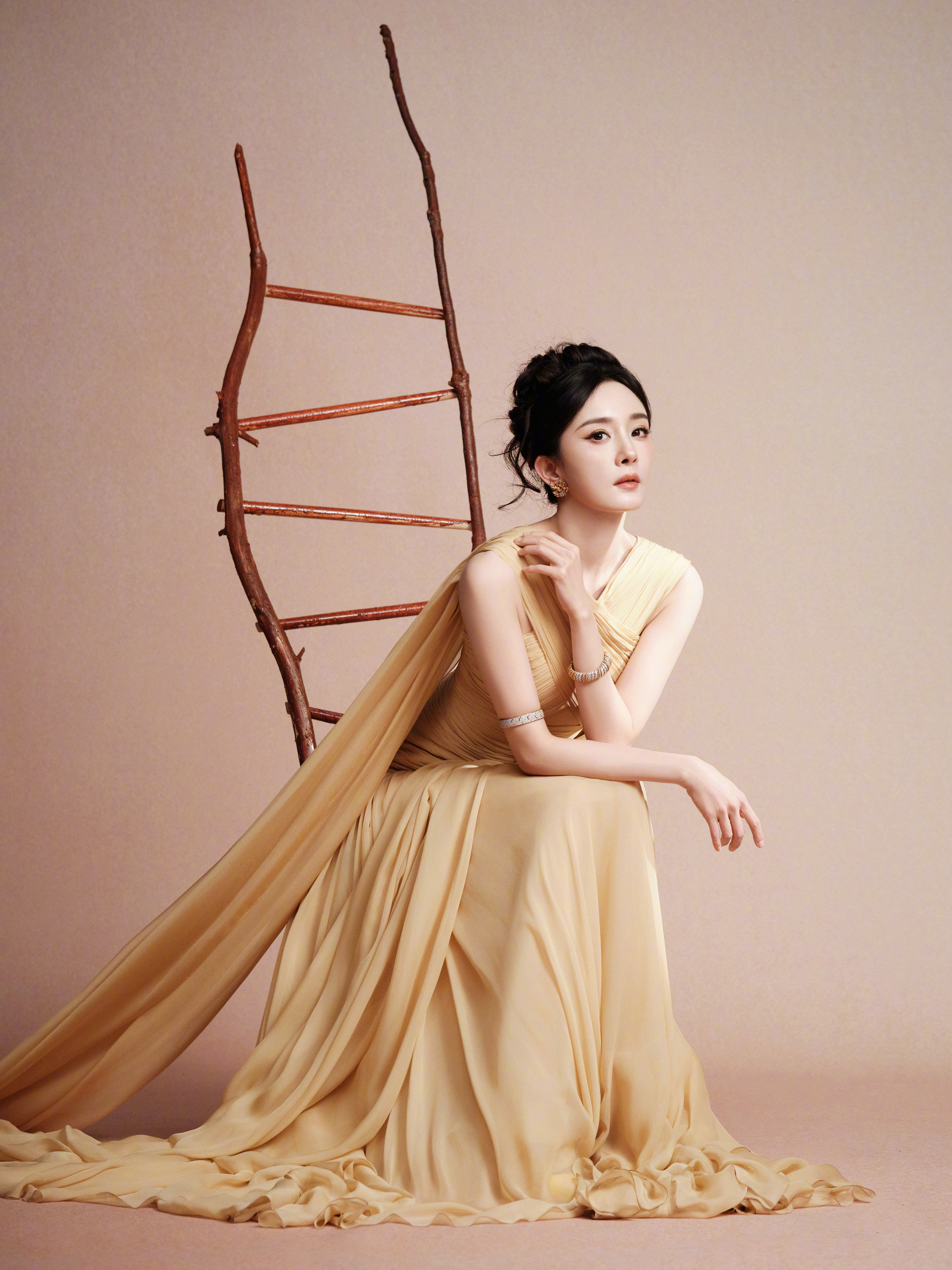 杨幂×2025爱奇艺尖叫之夜哇～幂姐今日造型出炉！身穿ZuhairMu