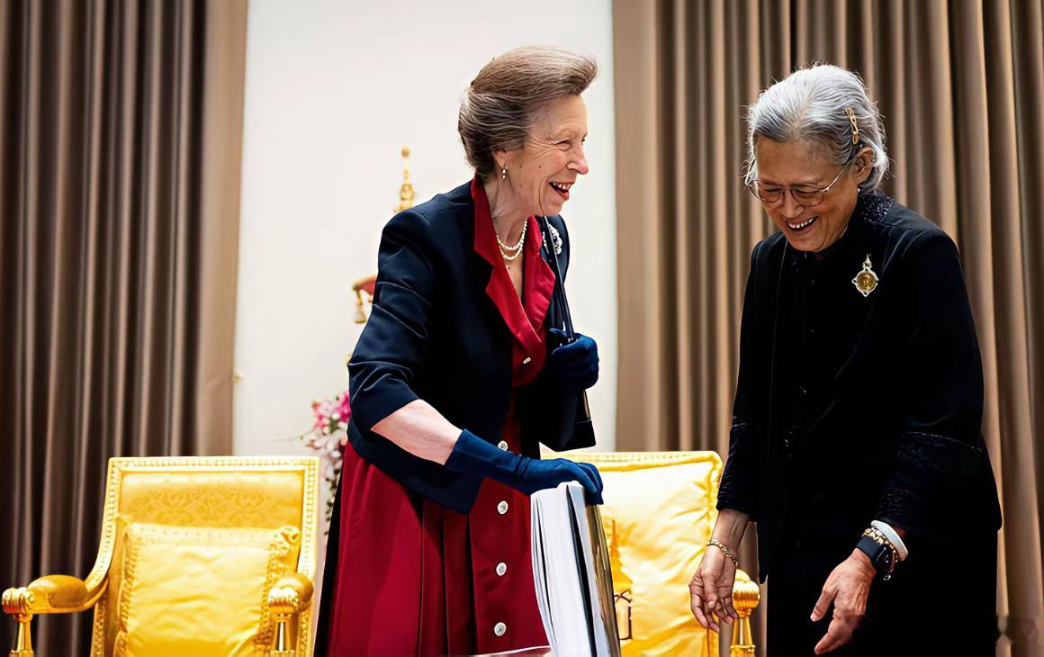 诗琳通公主接待安妮公主，椅子下铺着一个毯子，象征着她在泰王室的身份与地位！7月1
