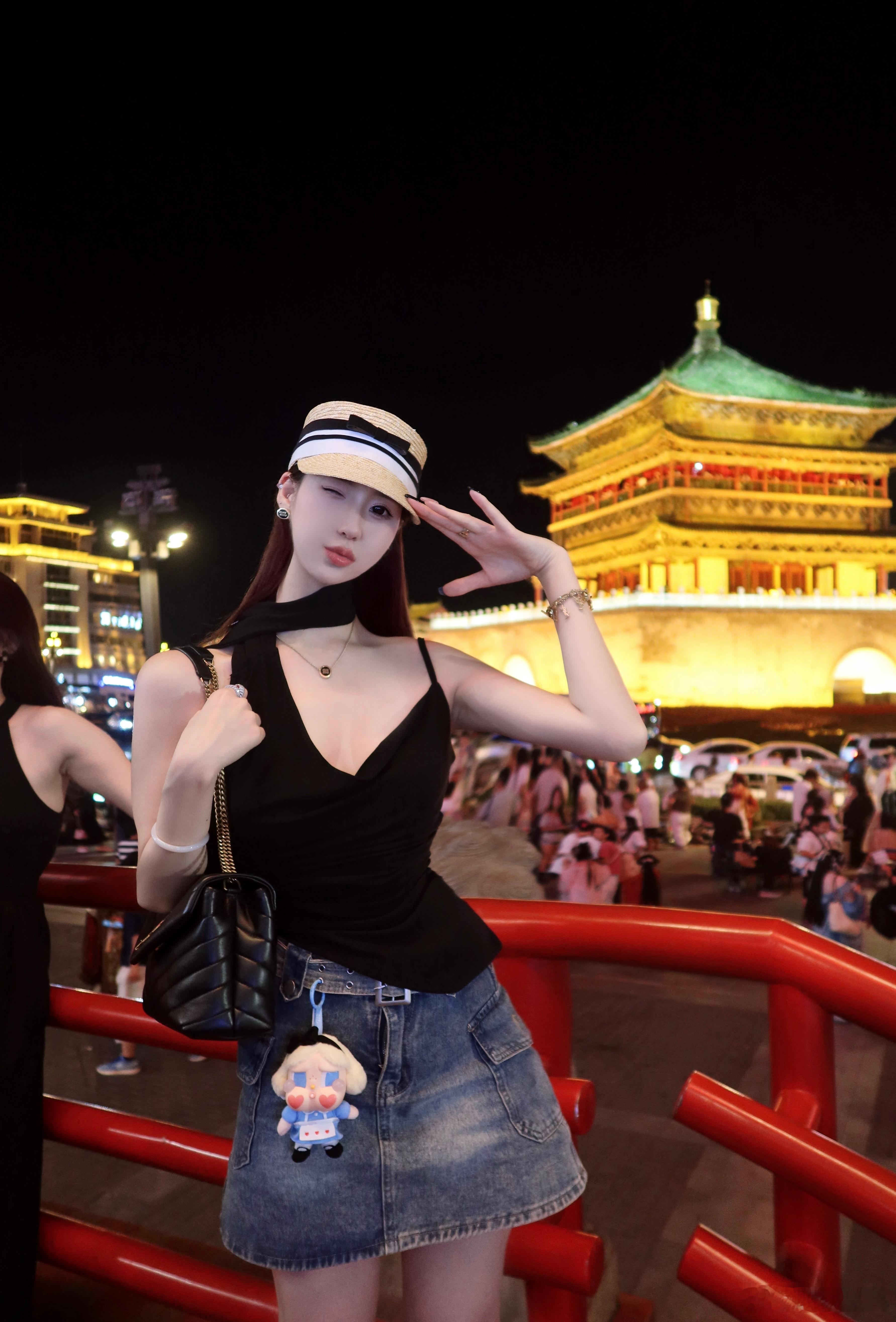 西安特产——钟楼😂来西安一趟总要去钟楼打卡的哈哈~好吃的太多了，不愧是碳水之城