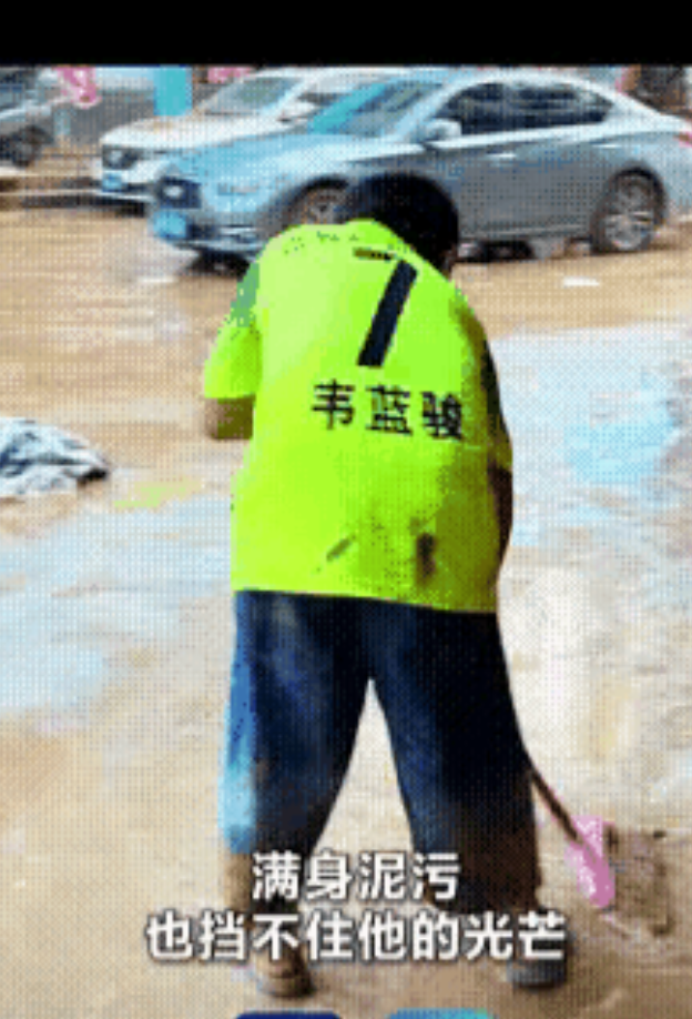 这个男孩火上央视了！”，贵州榕江遭遇洪灾，很多地方都被水淹没了，大雨过后，街道上