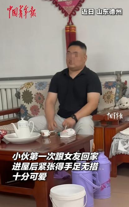 山东德州，一个小伙子第一次跟着女朋友回家里见家长，他就那么呆坐在沙发上，身体绷得