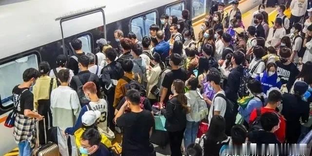 😉宝子们，南昌地铁1号线地铁大厦站有个超独特的广告！是天行初中校长和工作人员聊