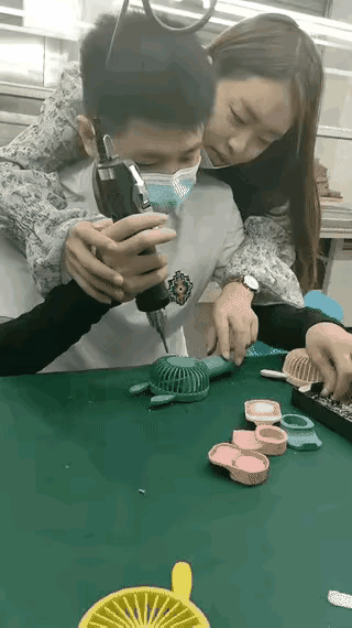 看来老板娘也是拼了！现在很多的小工厂能找到年轻的小伙子来打工，是非常难得的，为