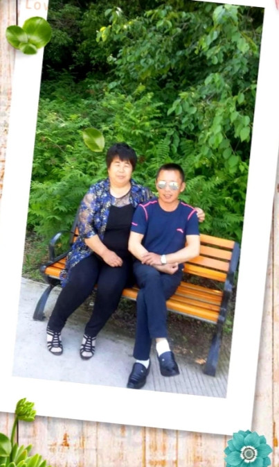 昨天老公去世两周年了。家人们陪我去墓地。去看了他。墓地的一个角落里，