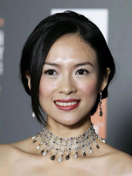 2006年，章子怡身着阿玛尼高定出席第59届英国电影学院奖，她凭借《卧虎藏龙》提