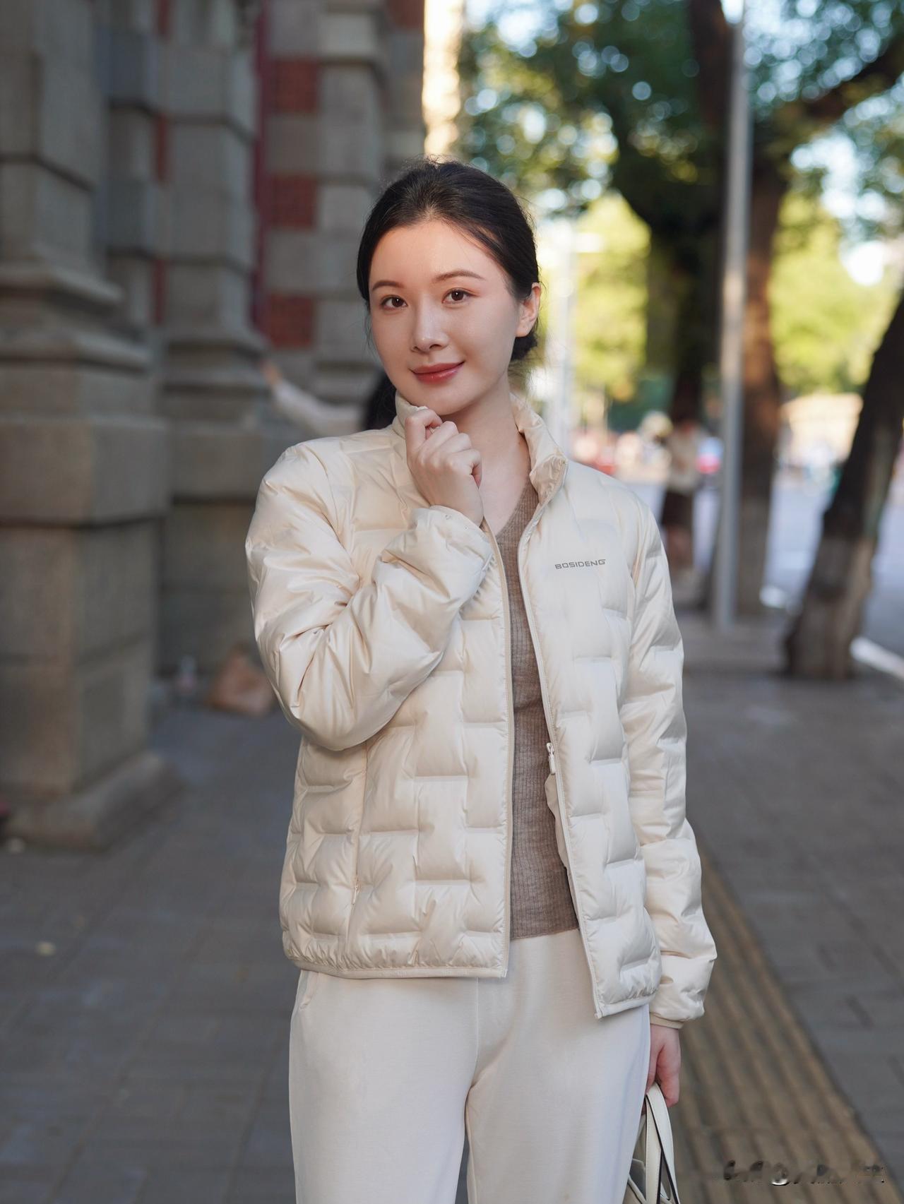 冬意江南雪落梅香，月满酒凉，四程冬色，一枕江南。雪落南浔霜封百间楼，