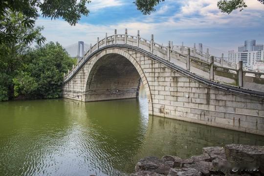 芜湖镜湖公园地处市区核心，毗邻中山路步行街、鸠兹广场，北倚赭山。南宋张孝祥捐田百