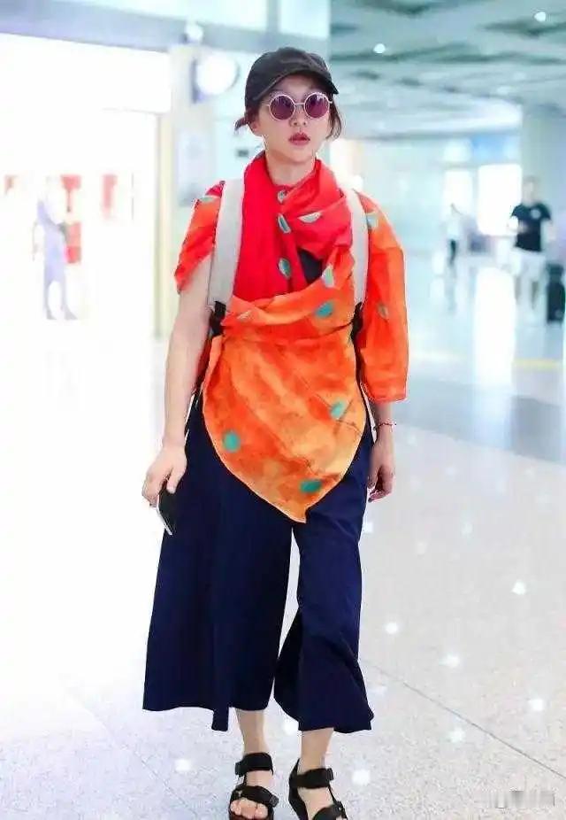 周迅真的好像裹着2块布就走机场，上半身任性下半身潇洒