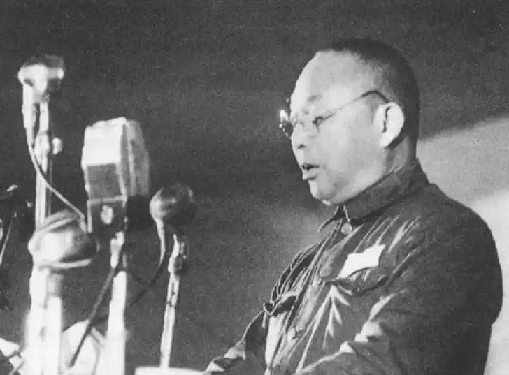 1949年5月，国民党中将张轸突然接到了白崇让他去一趟的电话，张轸警觉起来，难道