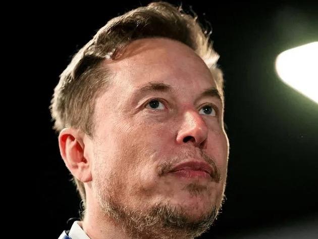 专注的眼神，深邃的思考，科技改变世界，未来已来。在这静谧的办公室里，窗外繁华都市